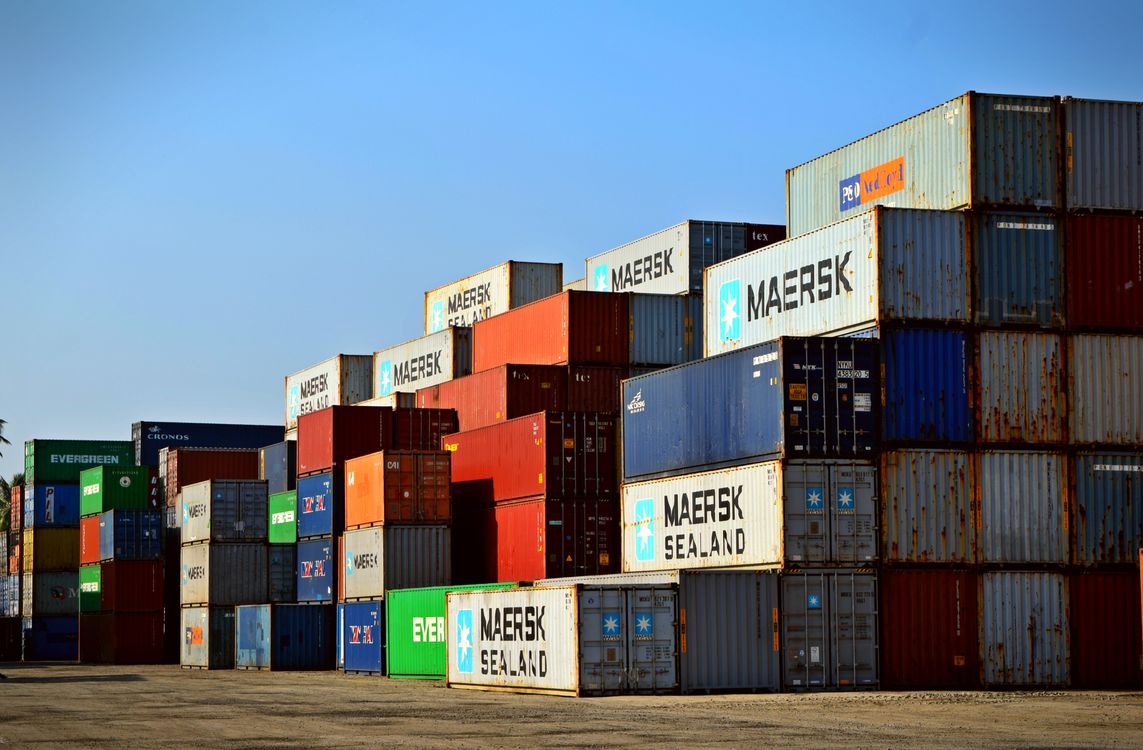 Contenedores apilados en una terminal portuaria